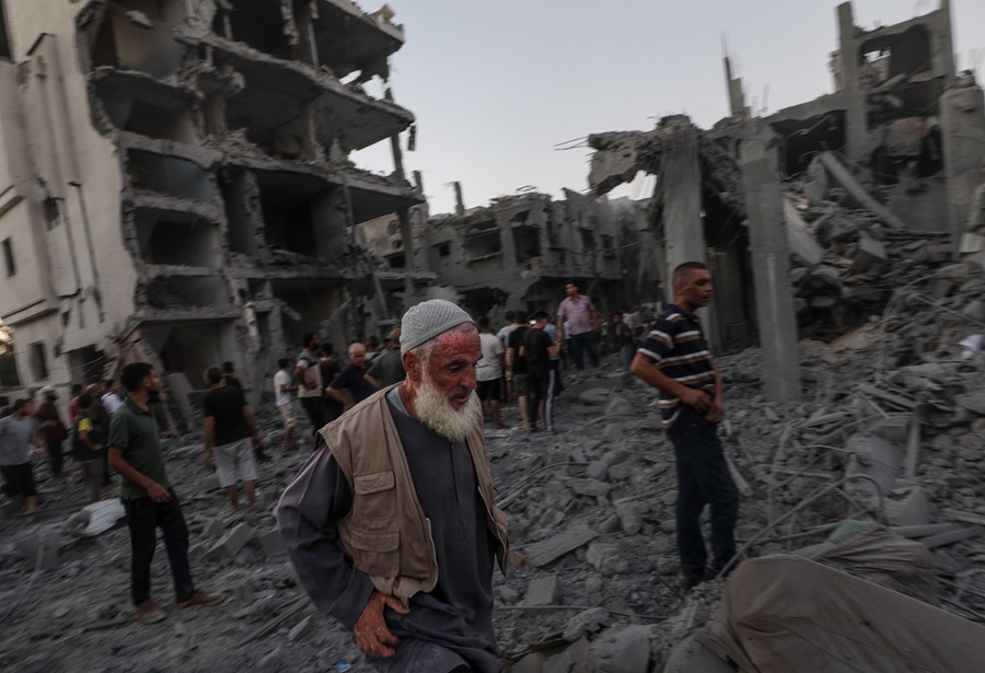 Los palestinos inspeccionan las casas dañadas tras un ataque aéreo israelí en el oeste de la ciudad de Deir Al Balah, en la Franja de Gaza.