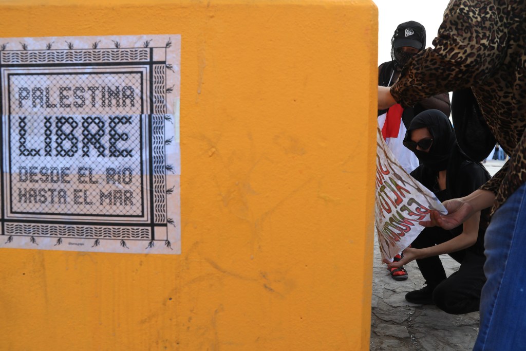 Activistas en puente fronterizo entre México y EE.UU. llaman al fin de la guerra en Gaza - activistas-en-puente-fronterizo-entre-mexico-y-eeuu-llaman-al-fin-de-la-guerra-en-gaza1-1024x683