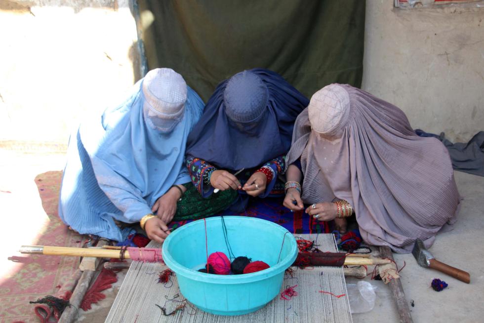 Mujeres trabajan en Kandahar, Afganistán, en una fotografía de archivo. EFE/Qudratullah Rizwan