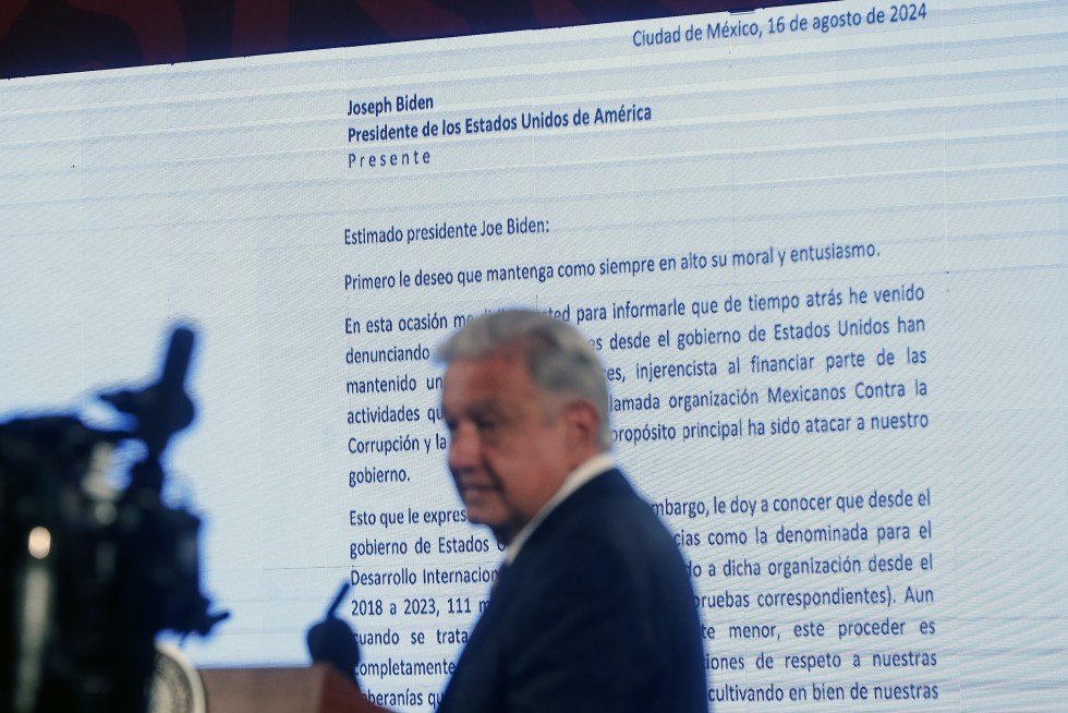 El presidente de México, Andrés Manuel López Obrador, muestra una carta enviada al presidente de Estados Unidos, Joe Biden, durante una rueda de prensa este lunes, en el Palacio Nacional, en Ciudad de México (México). EFE/ Isaac Esquivel