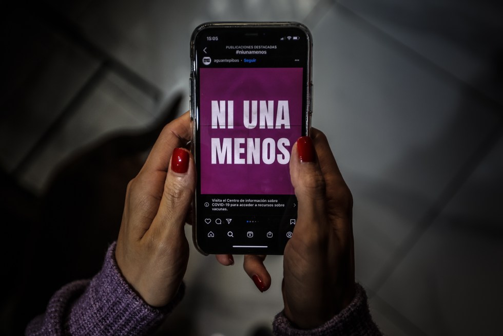 Fotografía de archivo del grupo "Ni Una Menos" en redes sociales, en Buenos Aires (Argentina). EFE/ Juan Ignacio Roncoroni