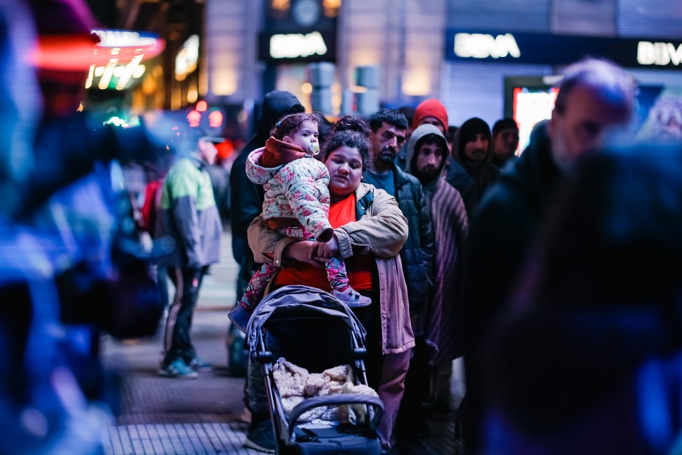 Habitantes de calle hacen fila para recibir ayuda frente al obelisco el 23 de agosto de 2024 en Buenos Aires (Argentina). EFE/ Juan Ignacio Roncoroni