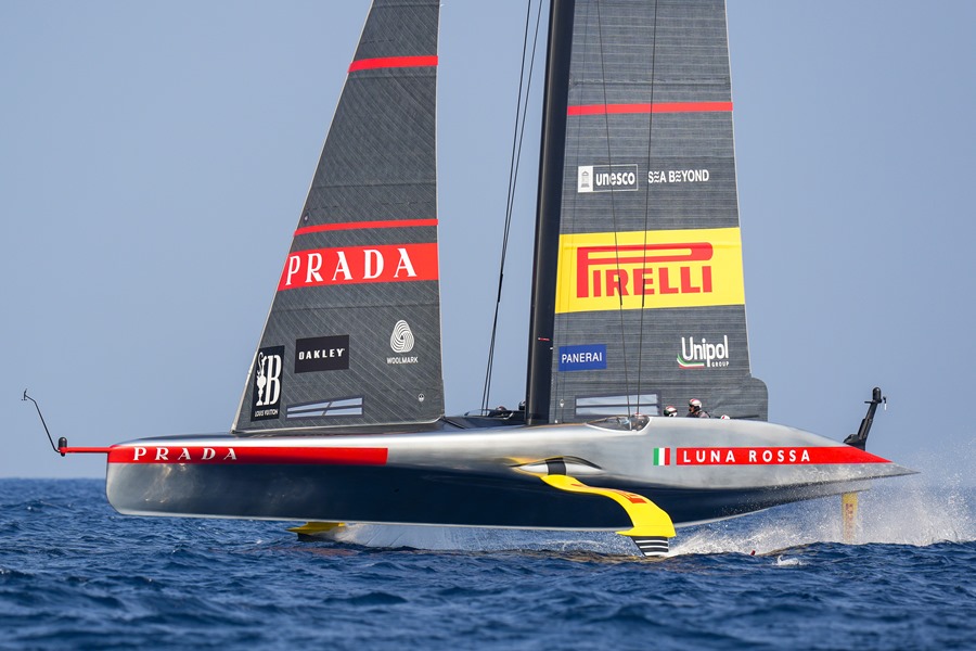 El barco italiano Luna Rossa Prada Pirelli, durante la primera jornada de la tercera y última regata preliminar, el inicio de la 37ª Copa del América, que se disputa en aguas de Barcelona