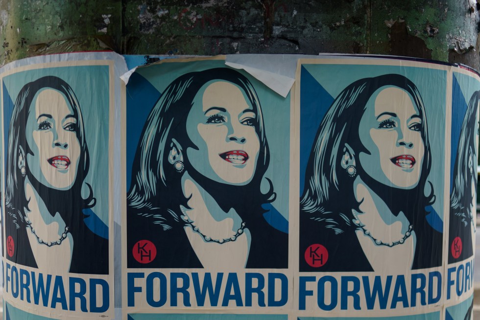 Vista de un cartel de apoyo a la vicepresidenta de Estados Unidos, Kamala Harris, este 17 de agosto de 2024, afuera del United Center de Chicago, donde se va a celebrar la Convención del Partido Demócrata. EFE/Will Oliver