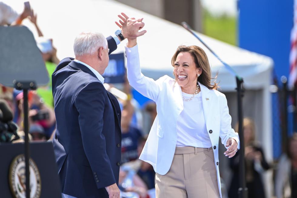 La vicepresidenta de Estados Unidos, Kamala Harris (d), saluda al gobernador de Minnesota, Tim Walz (i), durante un acto el 7 de agosto de 2024. EFE/Craig Lassig