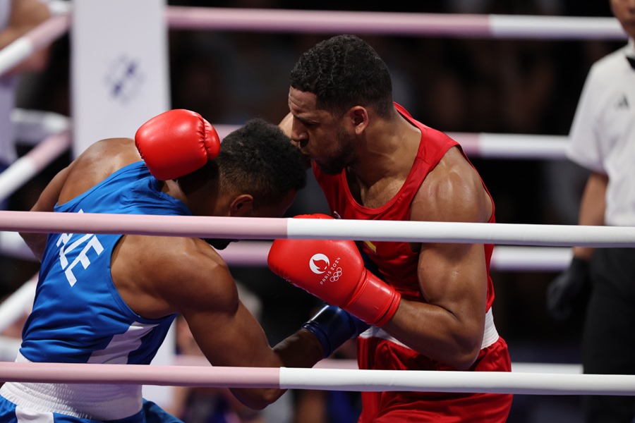 El boxeador español Enmanuel Reyes Pla (rojo) se enfrenta al azerbaiyano Loren Berto Alfonso Domínguez (azul), durante su combate de semifinales de 92kg masculino