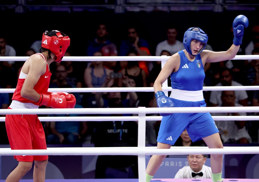 La boxeadora italiana Angela Carini (d), durante su partido contra la argelina Imane Khelif.