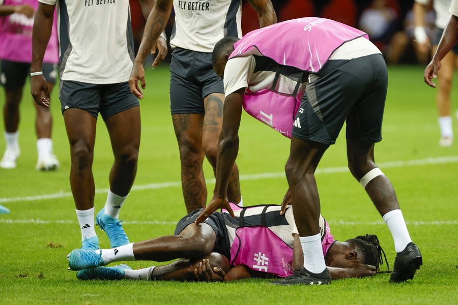 El centrocampista francés del Real Madrid Eduardo Camavinga se duele en el suelo durante el entrenamiento del equipo este martes en Varsovia.