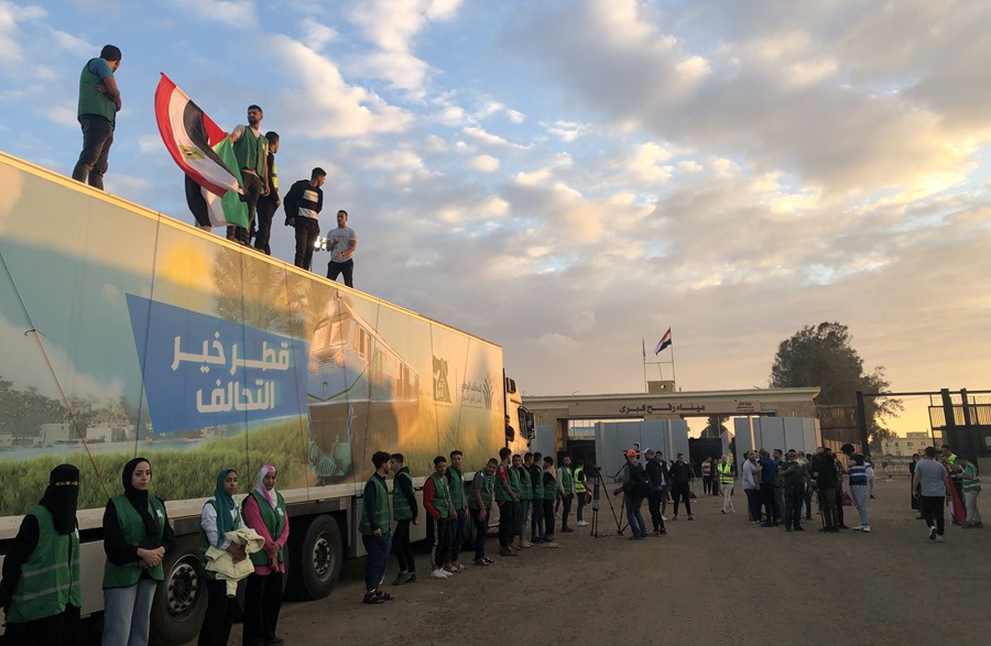 Un camión perteneciente a un convoy de ayuda humanitaria para la Franja de Gaza frente a la puerta fronteriza de Rafah, Egipto