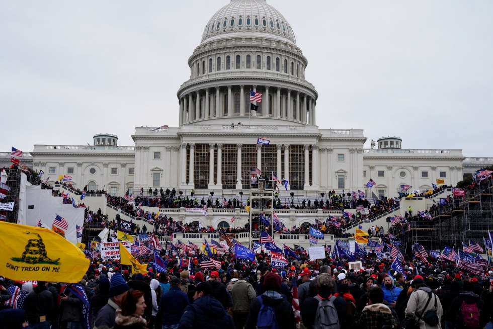 Fotografía de archivo en la que se ve a seguidores del entonces presidente Donald Trump en su intento de invadir el interior del Capitolio en Washington. EFE/Will Oliver