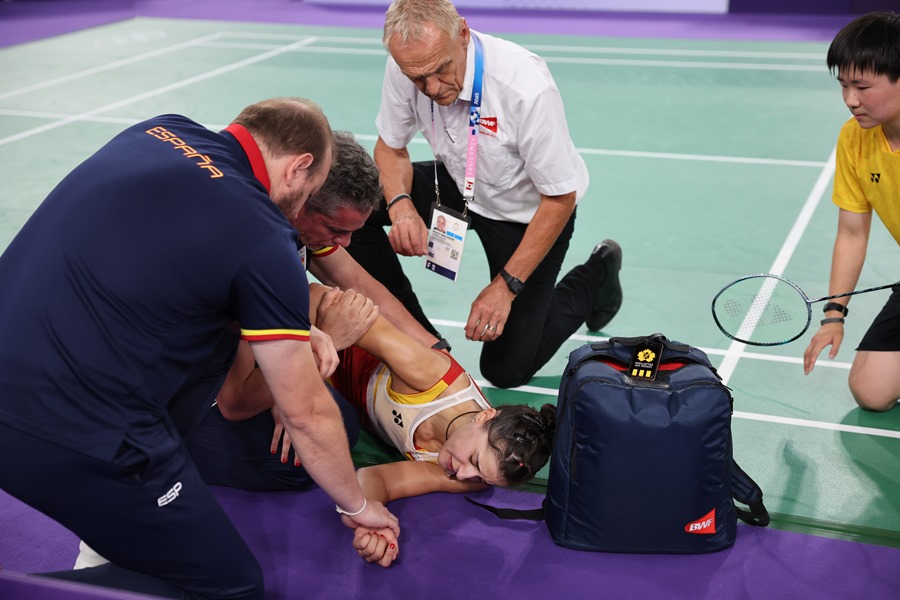 La jugadora española Carolina Marín es atendida por su equipo tras sufrir una lesión durante su partido de semifinales de bádminton femenino individual de los Juegos Olímpicos de París.