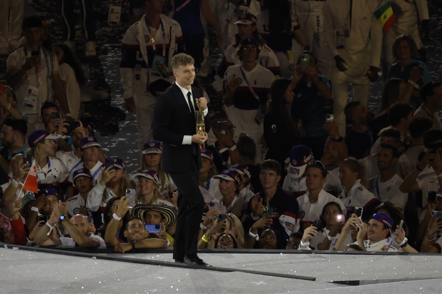 El nadador francés León Marchand al recoger la llama olímpica durante la ceremonia de clausura de los Juegos Olímpicos de París 2024