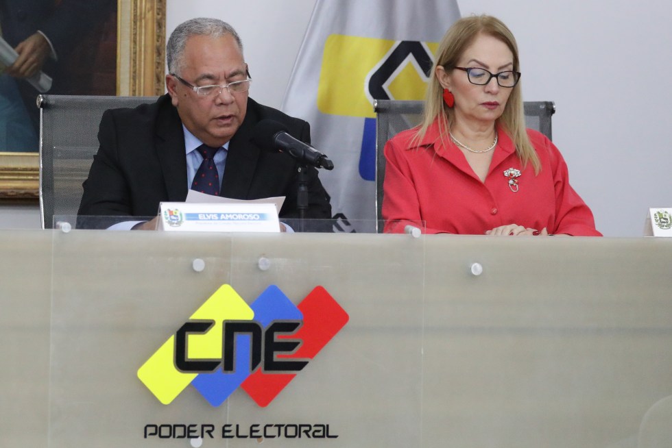 El presidente del Consejo Nacional Electoral, Elvis Amoroso, junto a la rectora electoral, Rosalba Gil, declaran a la prensa el resultado del boletín de las elecciones presidenciales del 28 de julio del 2024, este viernes en Caracas (Venezuela). EFE/ Ronald Peña R.