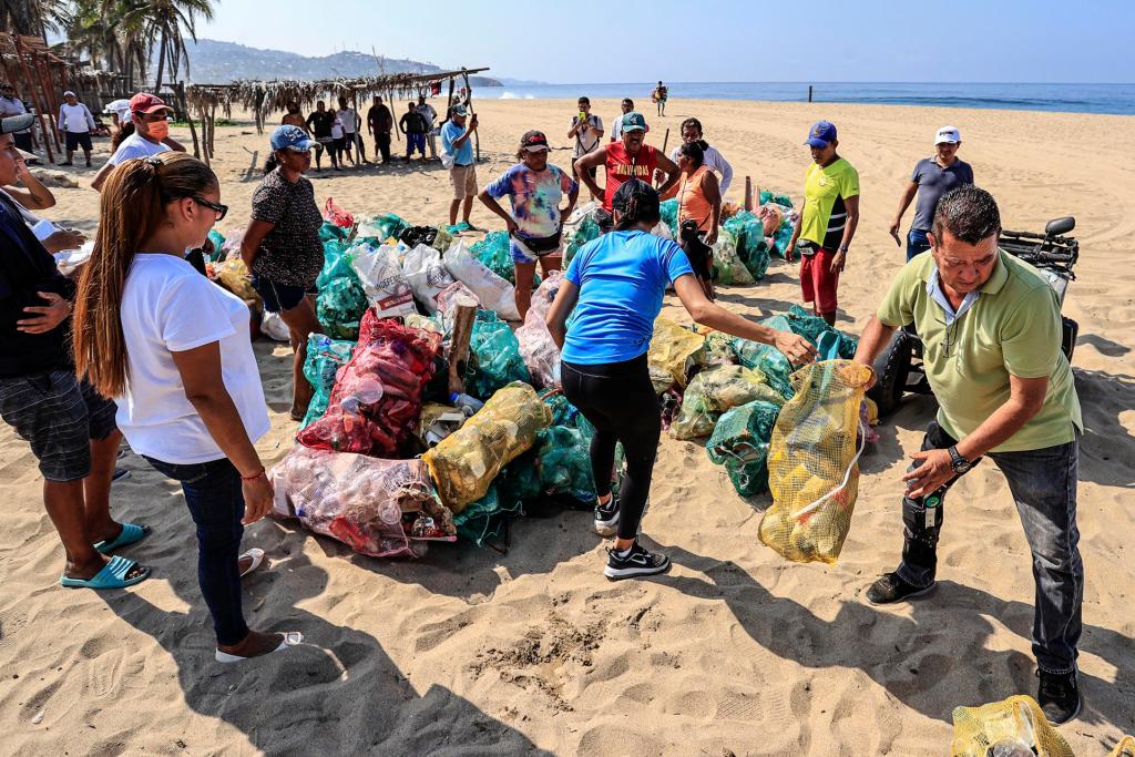 Un concurso de 'pesca de basura' ayuda a limpiar playa en Pie de la Cuesta - concurso-basura-1-1024x683