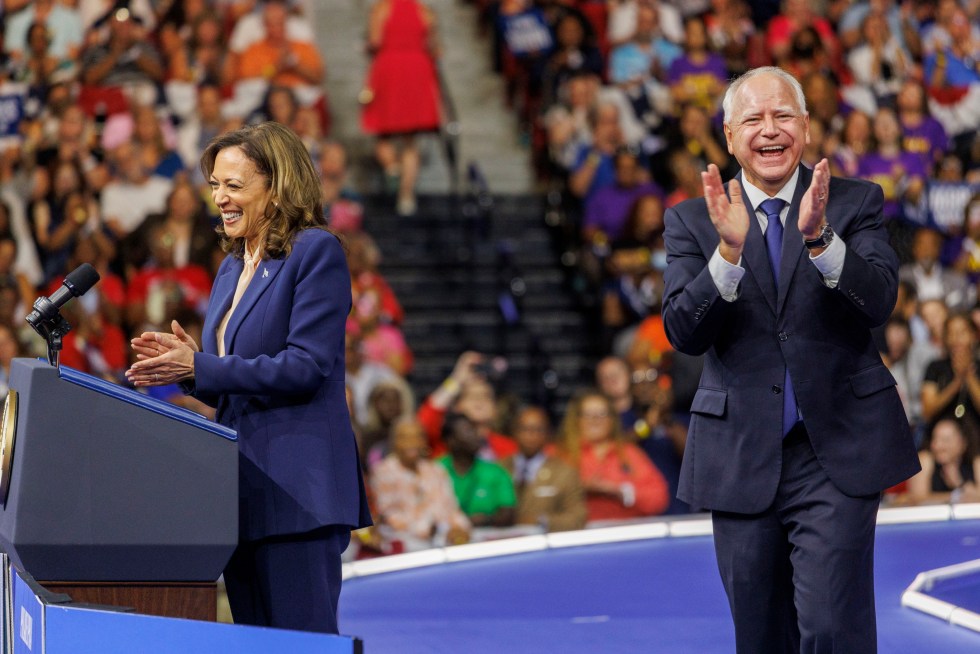 La vicepresidenta de EE.UU., Kamala Harris (i), junto al gobernador de Minnesota, Tim Walz (d), durante un acto el 6 de agosto de 2024. EFE/Sarah Yenesel