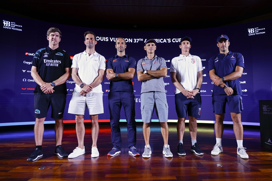 (I a d) Los patrones de las escuadras Emirates Team New Zealand, Peter Burling; Ineos Britannia, Ben Ainslie; Alinghi Red Bull Team, Arnau Psarofaghis; Luna Rossa Prada Pirelli, Francesco Bruni; American Magic New York Yacht Club, Paul Goodison y Orient Express Racing Club, Quentin Delapierre; atienden a los medios de comunicación antes del inicio de la Regata Preliminar de la Copa América de vela.