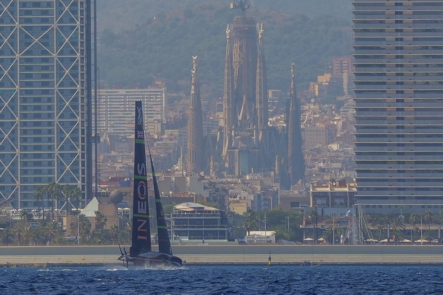 El barco británico INEOS Britannia, durante la segunda jornada de la tercera y última regata preliminar, el inicio de la 37ª Copa del América, una de las ediciones más igualadas de la historia que se disputa en aguas de Barcelona.