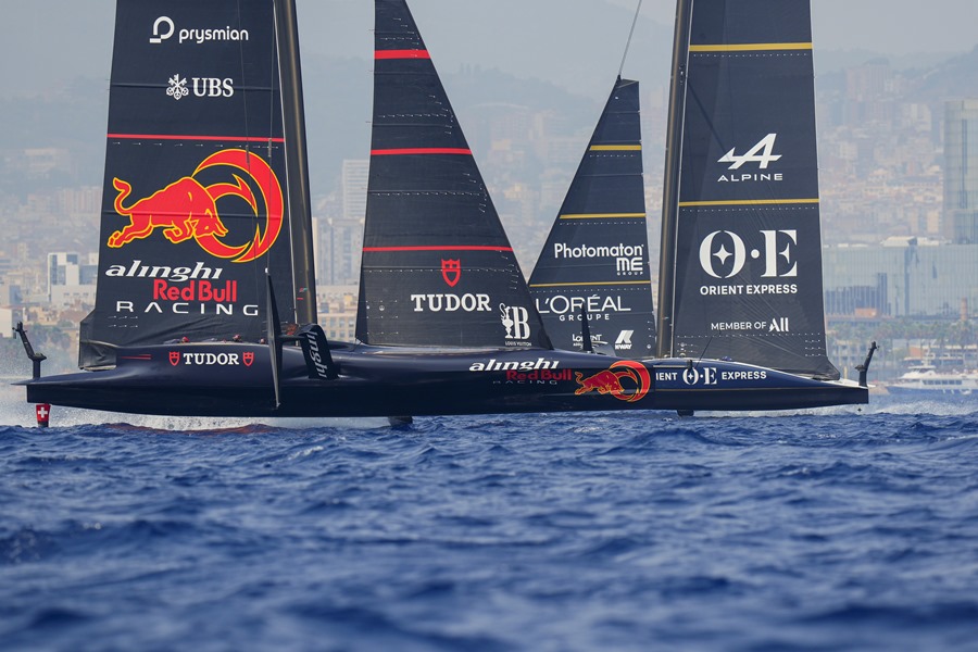 El barco francés  Orient Express Racing Team (d) y  el barco suizo Alinghi Red Bull Racing (i), durante la primera jornada de la tercera y última regata preliminar, el inicio de la 37ª Copa del América, que se disputa en aguas de Barcelona.