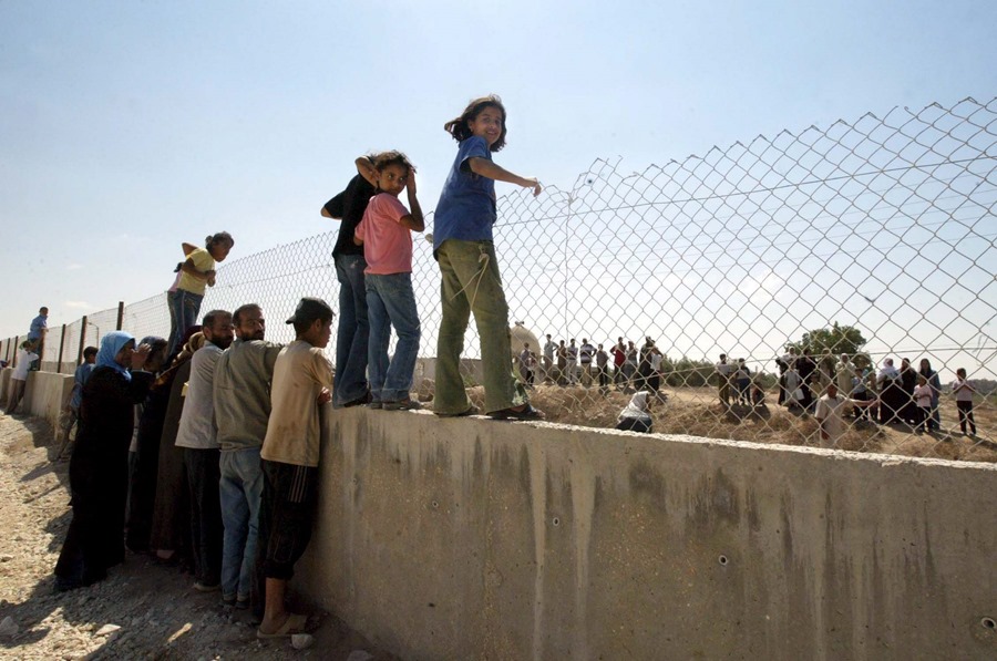 Familiares palestinos y egipcios se saludan unos a otros