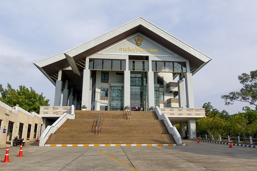 Vista del edificio del tribunal provincial de Samui (isla del sur de Tailandia)