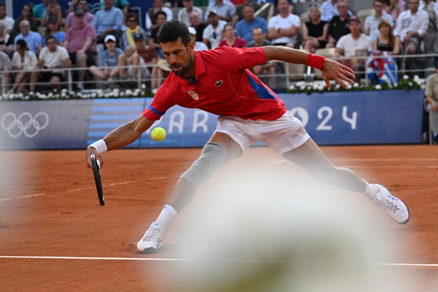 El tenista Novak Djokovic en acción contra Lorenzo Musetti.