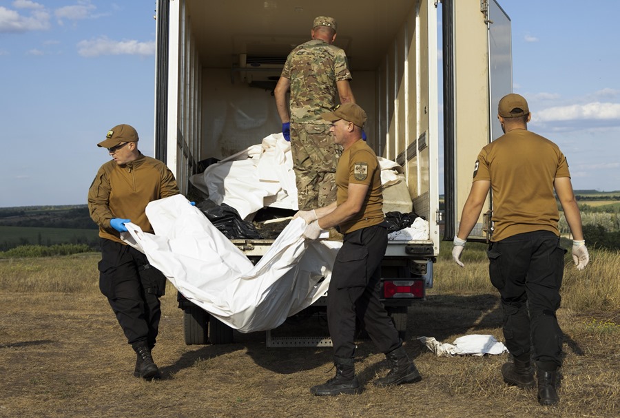 Miembros del grupo de búsqueda 'Platsdarm' de Ucrania trabajan en la exhumación e identificación de los cuerpos de militares rusos muertos cerca de una línea de frente en el área de Bakhmut, región de Donetsk, Ucrania