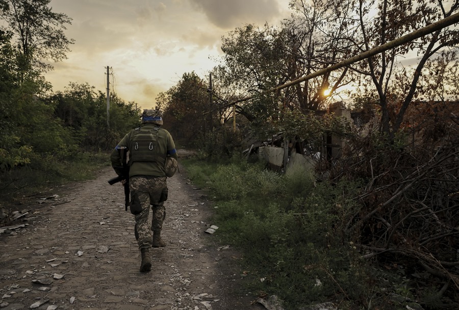 Imagen facilitada por el servicio de prensa de la 24.a Brigada Mecanizada de las Fuerzas Armadas de Ucrania de un integrante de la Brigada en una posición de primera línea cerca de Chasiv Yar en la región de Donetsk, Ucrania