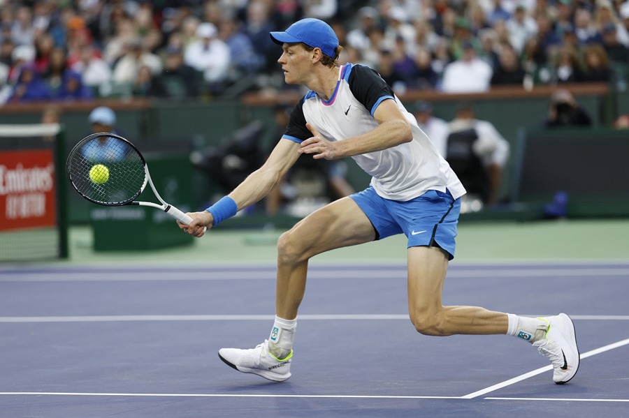 El tenista italiano Jannik Sinner en el partido de semifinal en el BNP Paribas Open en Indian Wells, California, EE.UU..