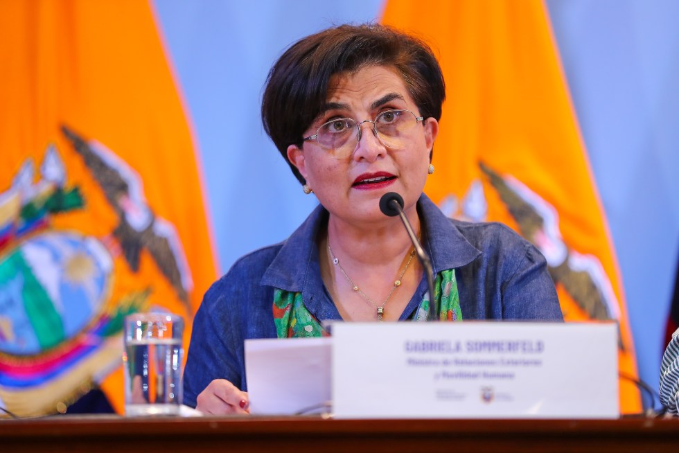 La canciller ecuatoriana, Gabriela Sommerfeld, ofrece declaraciones a la prensa, el 6 de abril de 2024, en Quito (Ecuador). EFE/José Jácome