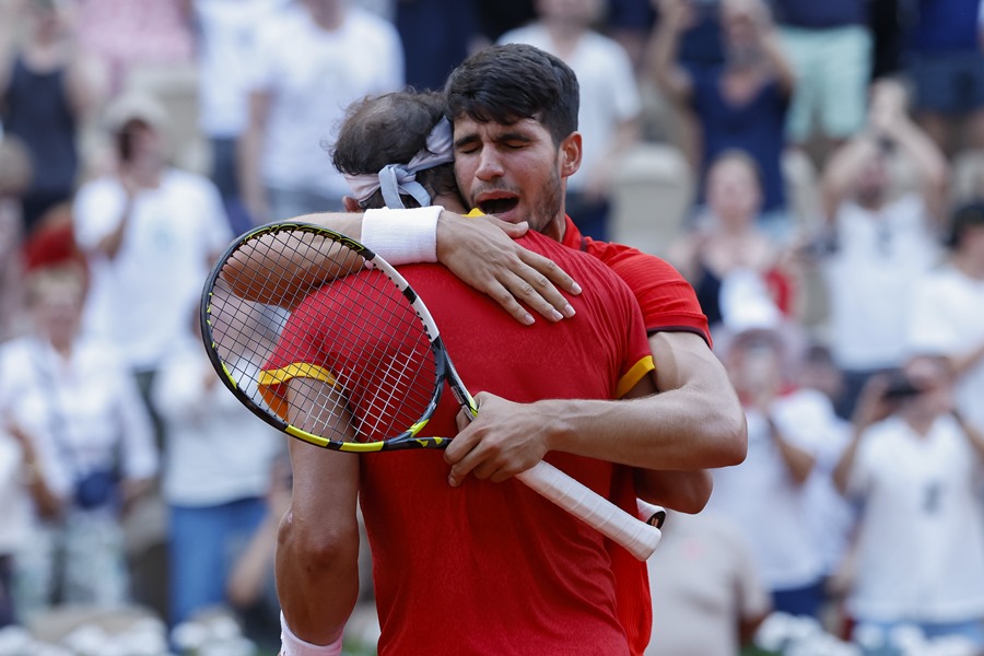 Los tenistas españoles Rafa Nadal (i) y Carlos Alcaraz en los Juegos Olímpicos de París 2024