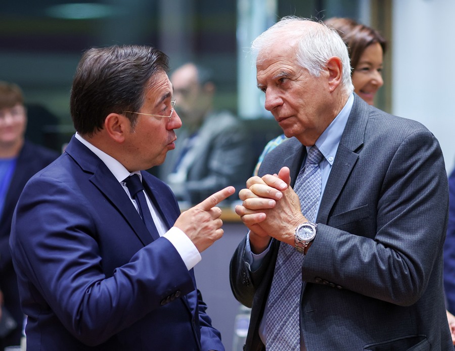 El Ministro de Asuntos Exteriores de España, José Manuel Albares (L) y el Alto Representante Europeo de la Unión para Asuntos Exteriores, Josep Borrell (R)