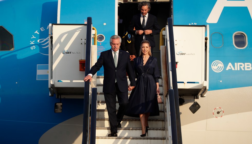 El expresidente de Argentina Alberto Fernández (i), junto a su exesposa Fabiola Yáñez, en una fotografía de archivo. EFE/ Bienvenido Velasco