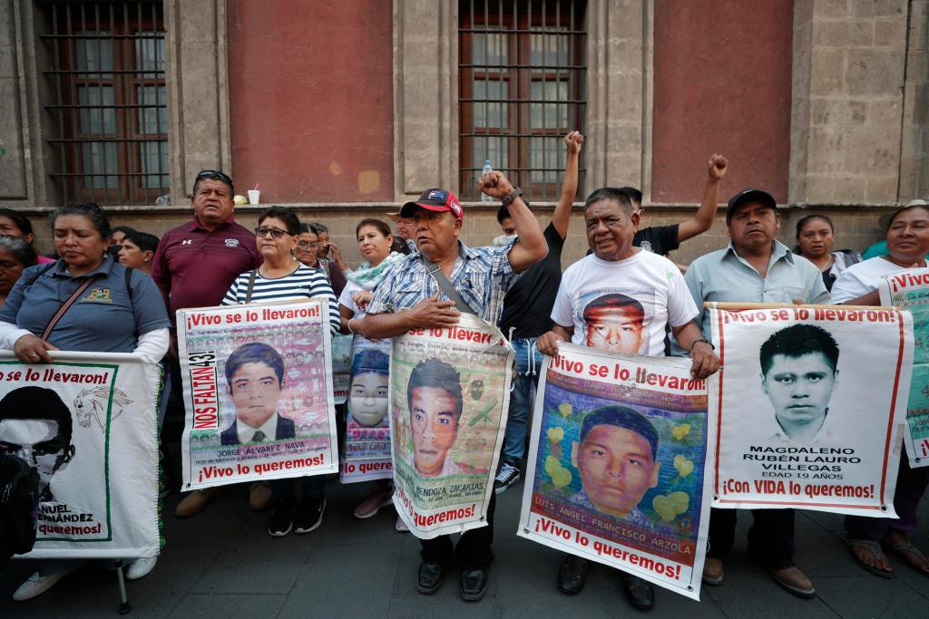 Padres de normalistas de Ayotzinapa rompen diálogo con López Obrador sin avances en el caso - familiares-padres-normalistas-desaparecidos-43-normalistas-ayotzinapa-1024x683