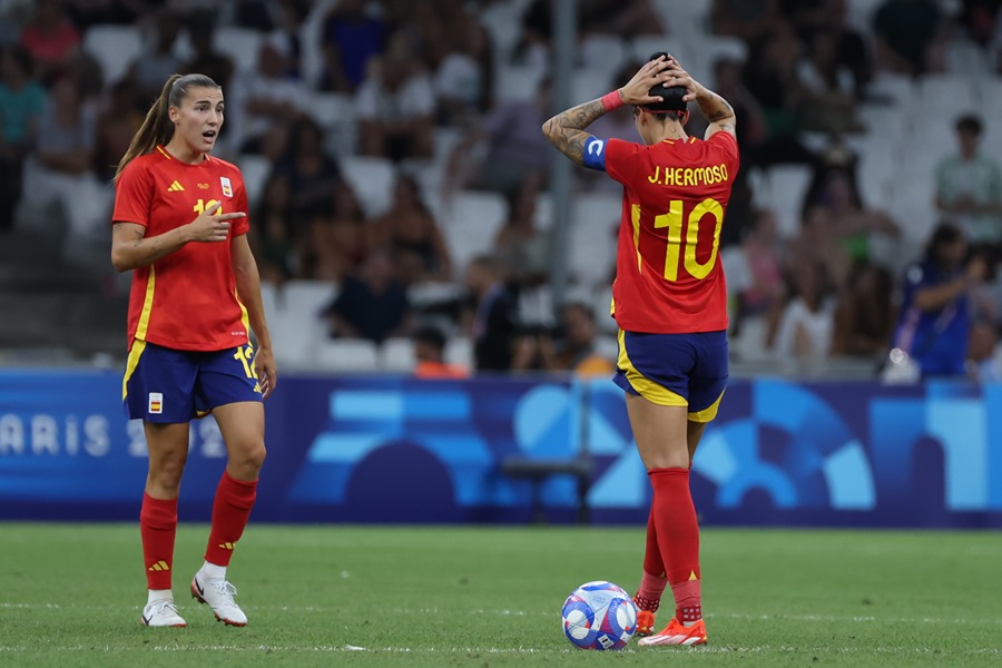 La futbolista española Jennifer Hermoso de España (d) en el partido de semifinales de fútbol femenino en los Juegos Olímpicos de París 2024, entre Brasil y España.