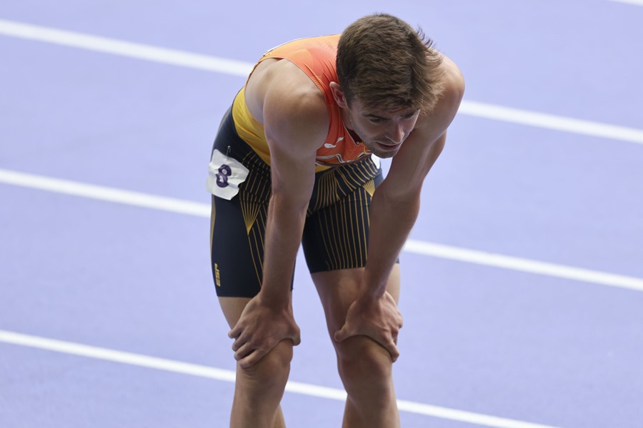 El atleta español Adrián Ben compite en la repesca de los 800m masculinos en el marco de los Juegos Olímpicos de París 2024 en el Estadio de Francia.