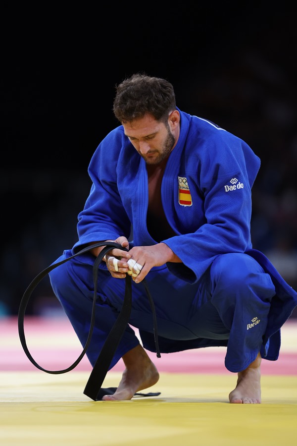 El español Niko Shera (azul) combate contra el suizo Daniel Eich en la ronda de cuartos de final de la categooría -100kg en judo masculino en el marco de los Juegos Oímpicos París 2024