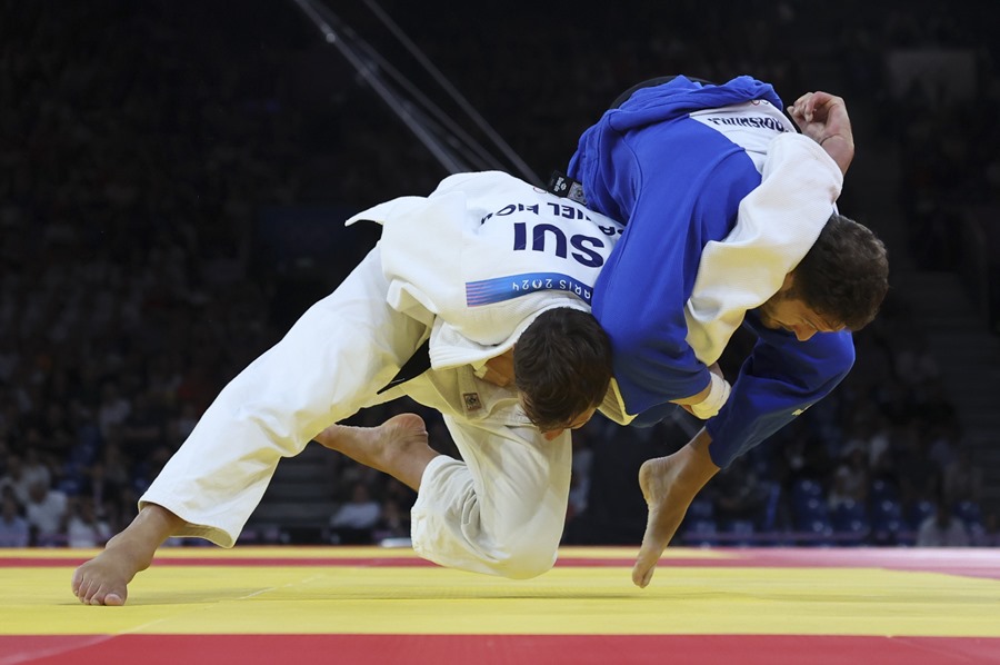 El español Niko Shera (azul) combate contra el suizo Daniel Eich en la ronda de cuartos de final de la categooría -100kg en judo masculino en el marco de los Juegos Oímpicos París 2024