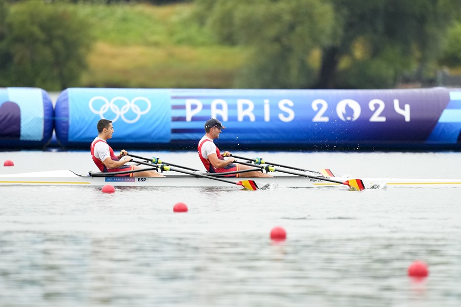 Los remeros españoles Rodrigo Conde y Aleix García en la semifinal disputada en el estadio náutico de Vaires-sur-Marne.