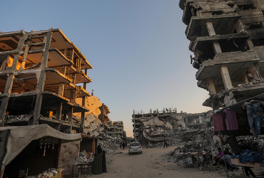 Palestinos abandonan Jan Yunis, en el sur de la Franja de Gaza, después de una nueva orden de evacuación del Ejército israelí