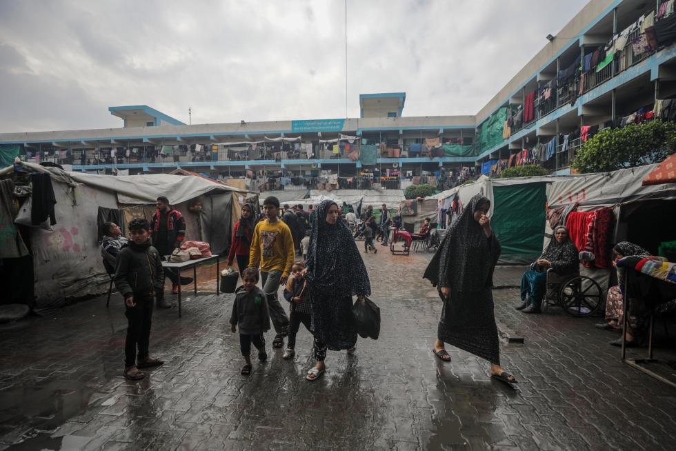 Vista de un campo de personas refugiadas atendidas en una escuela de la ONU, en Deir al Balah, al sur de la Franja de Gaza, en una fotografía de archivo. EFE/Mohammed Saber