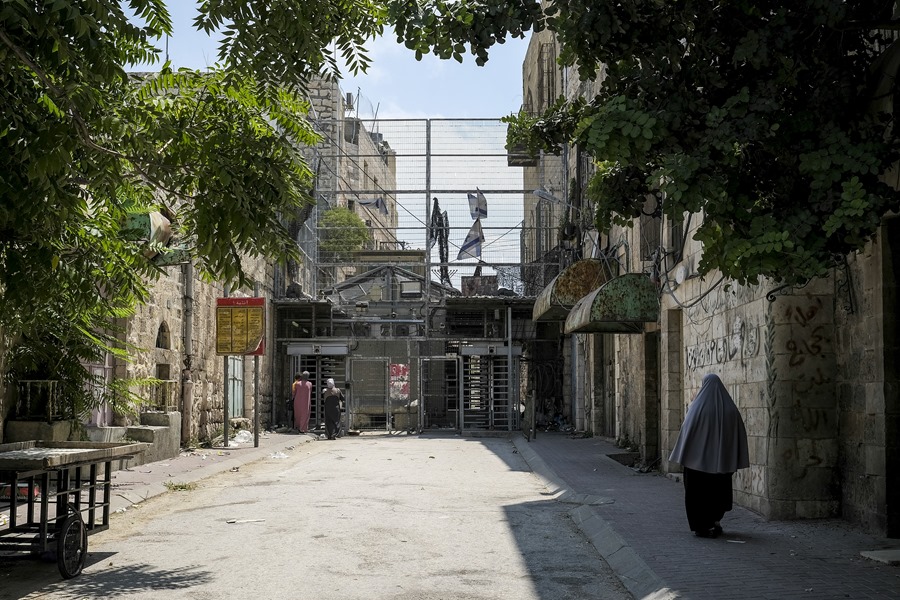 Control israelí en una calle de Hebrón, en Cisjordania ocupada