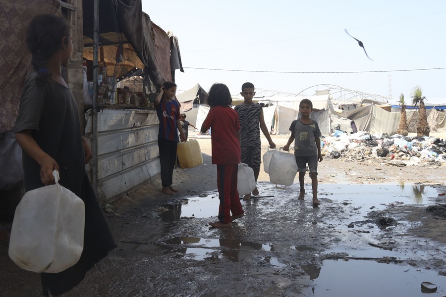 En la Franja de Gaza, donde la basura se acumula en enormes vertederos junto a los campamentos de tiendas de campaña y comprar un bote de champú cuesta hasta 40 dólares, las dificultades para mantener una mínima higiene están provocando problemas de salud