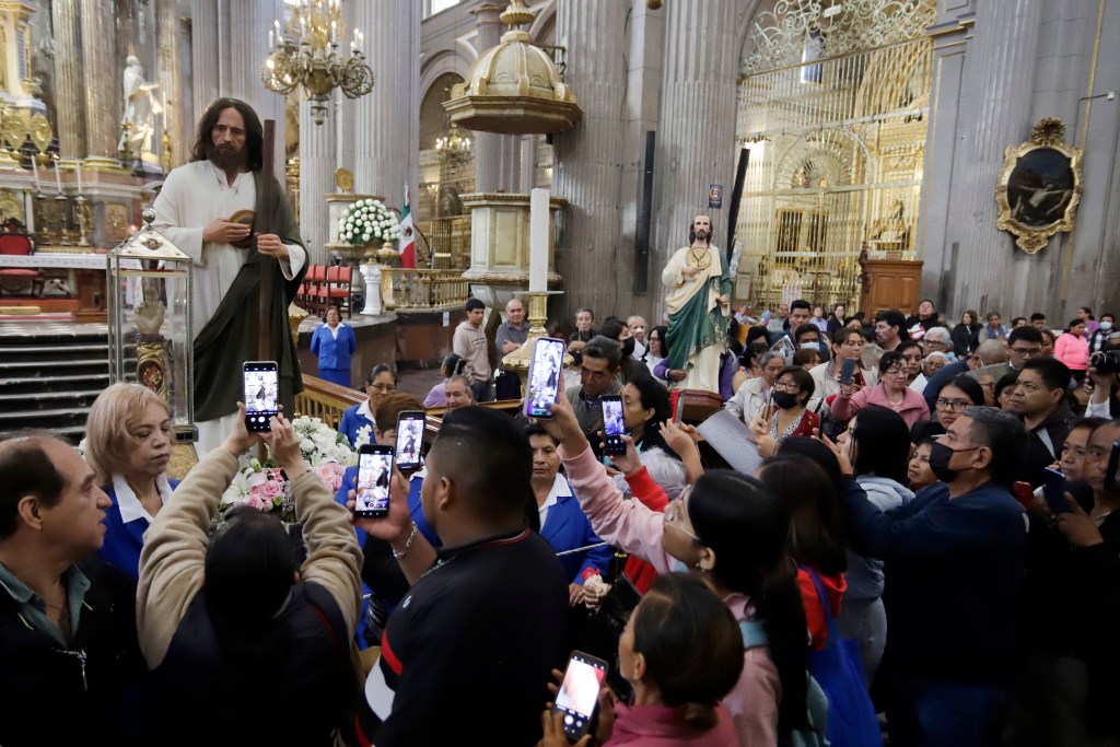 Reliquia de San Judas Tadeo congrega a miles de fieles en su paso por México - hueso-san-judas-1024x683