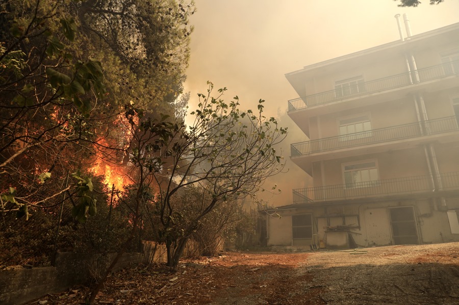 Las llamas del incendio forestal declarado en la región griega de Ática, se acercaban a las casas en Patima Halandri, un suburbio de Atenas