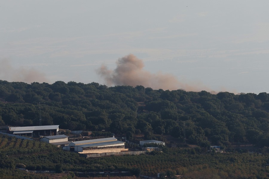 Columnas de humo tras el impacto de varios misiles disparados desde el Líbano contra la parte norte de los Altos del Golán anexionada por Israel