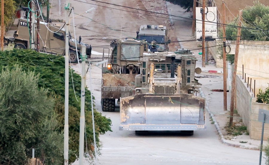 Las tropas israelíes se mueven dentro del campamento de refugiados de Jenin