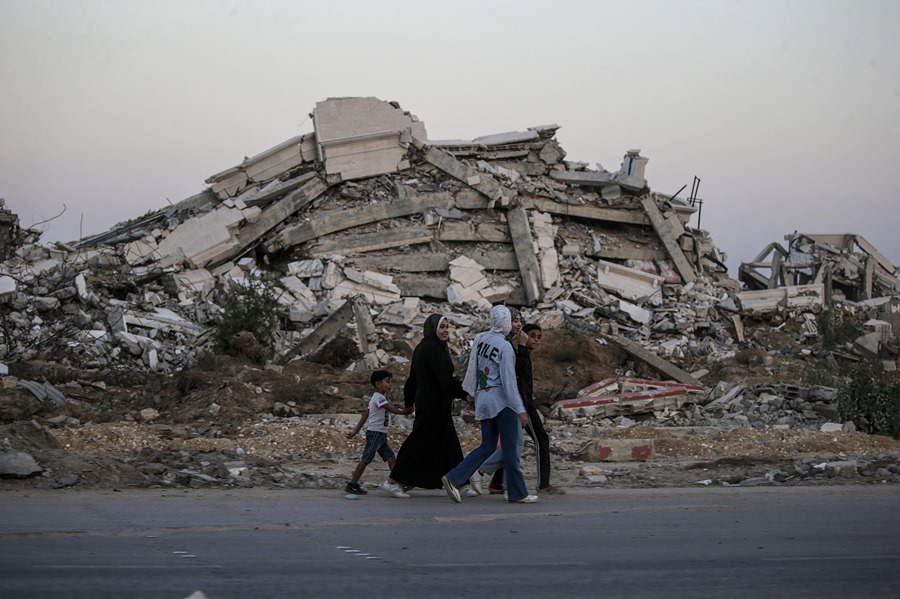 Palestinos caminan por la carretera Salah Al Din tras abandonar Jan Yunis, en el sur de la Franja de Gaza, tras una orden de evacuación israelí