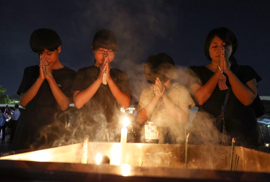 Niños ofrecen oraciones por las víctimas en el aniversario 79 del bombardeo atómico de Hiroshima, en el Parque Conmemorativo de la Paz