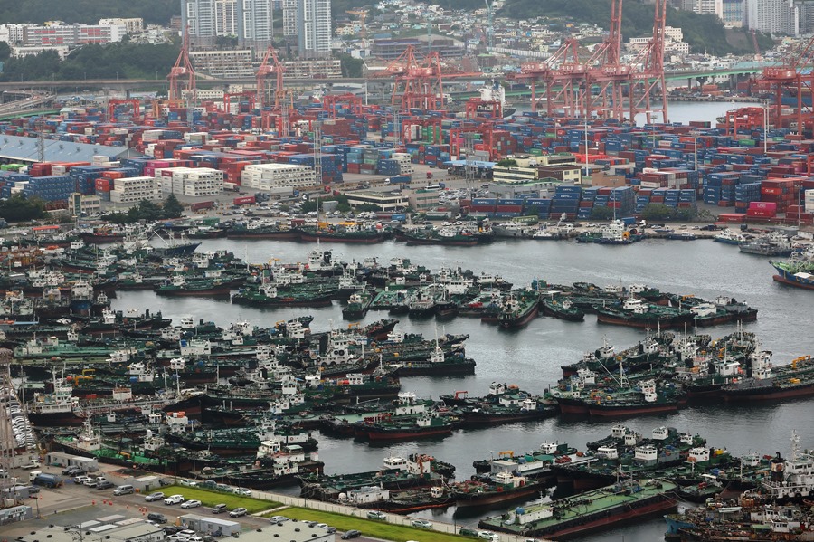 Los barcos se refugian en un puerto de Busan, Corea del Sur