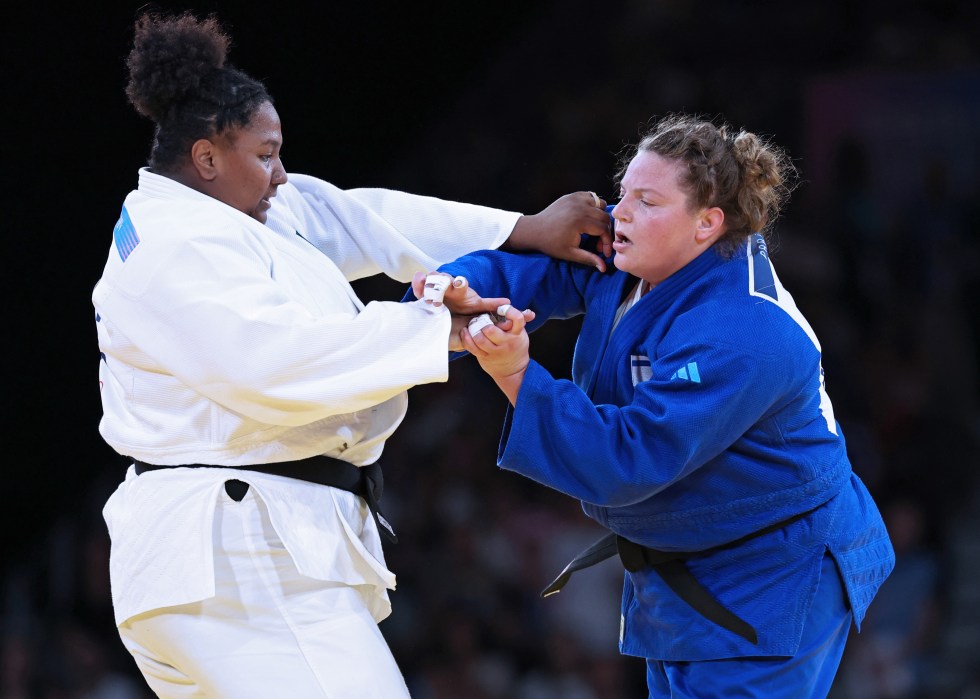 La deportista Beatriz Souza, de Brasil, combate en la final de la categoría de +78 kilos de la competición de judo a Raz Hershko, de Israel, este 2 de agosto de 2024, en los Juegos Olímpicos de París 2024. EFE/Daniel Irungu